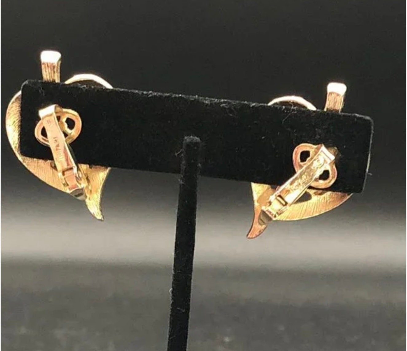 Exquisite Vintage Crown TRIFARI Gold Tone Heart Leaf Rhinestone Clip Earrings - Signed