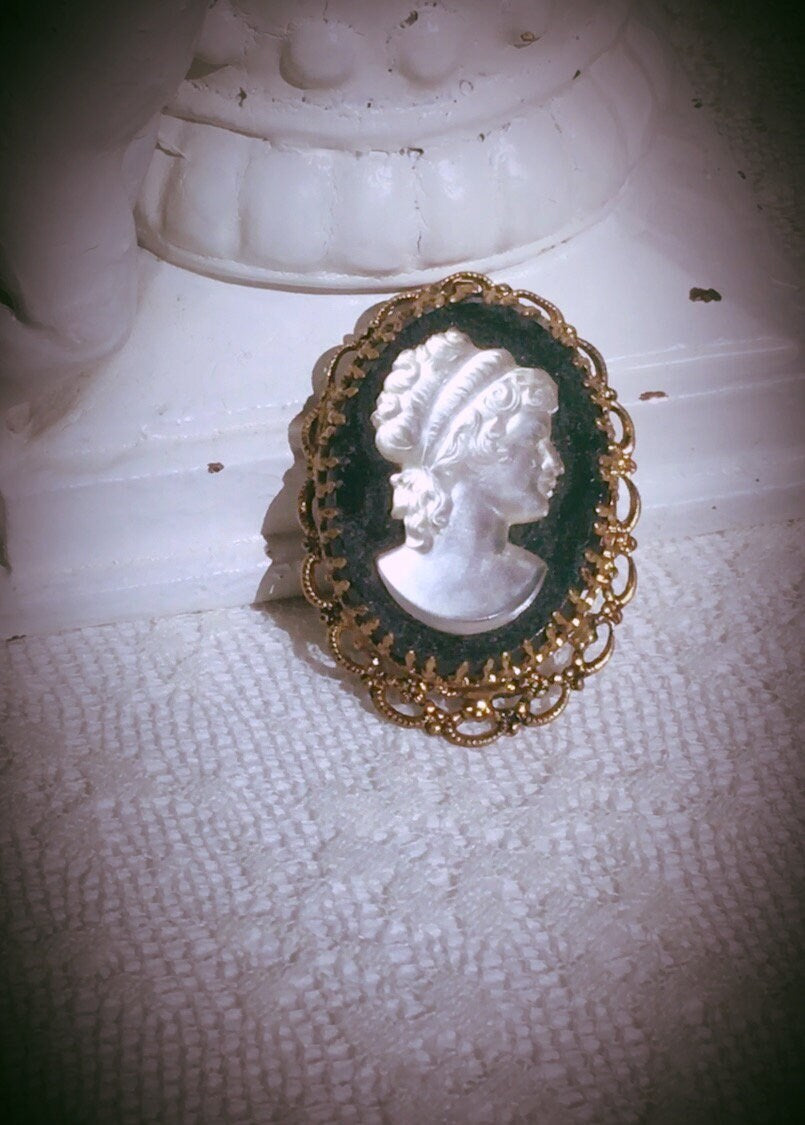 Vintage CZECH glass cameo brooch/pendant beautiful’ black silhouette