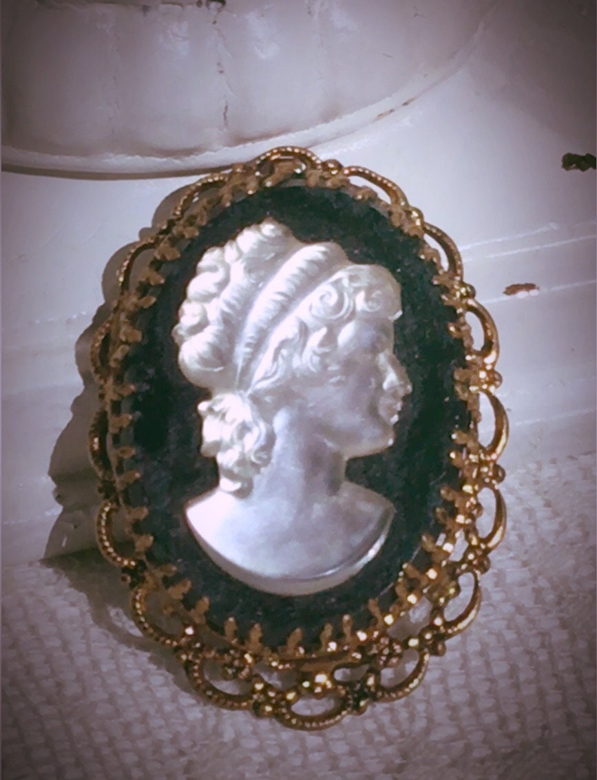 Vintage CZECH glass cameo brooch/pendant beautiful’ black silhouette