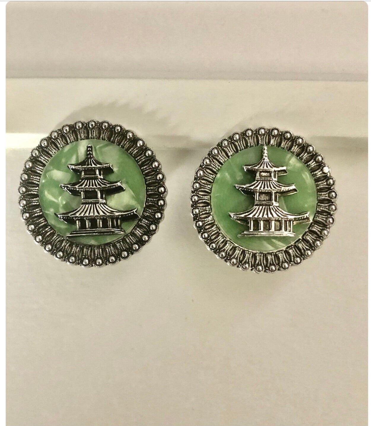 Green Marbled Lucite and Silver Pagoda Brooch and Earrings Set - Kitschy Retro Charm, Ornate Design, Lightweight Costume Jewelry
