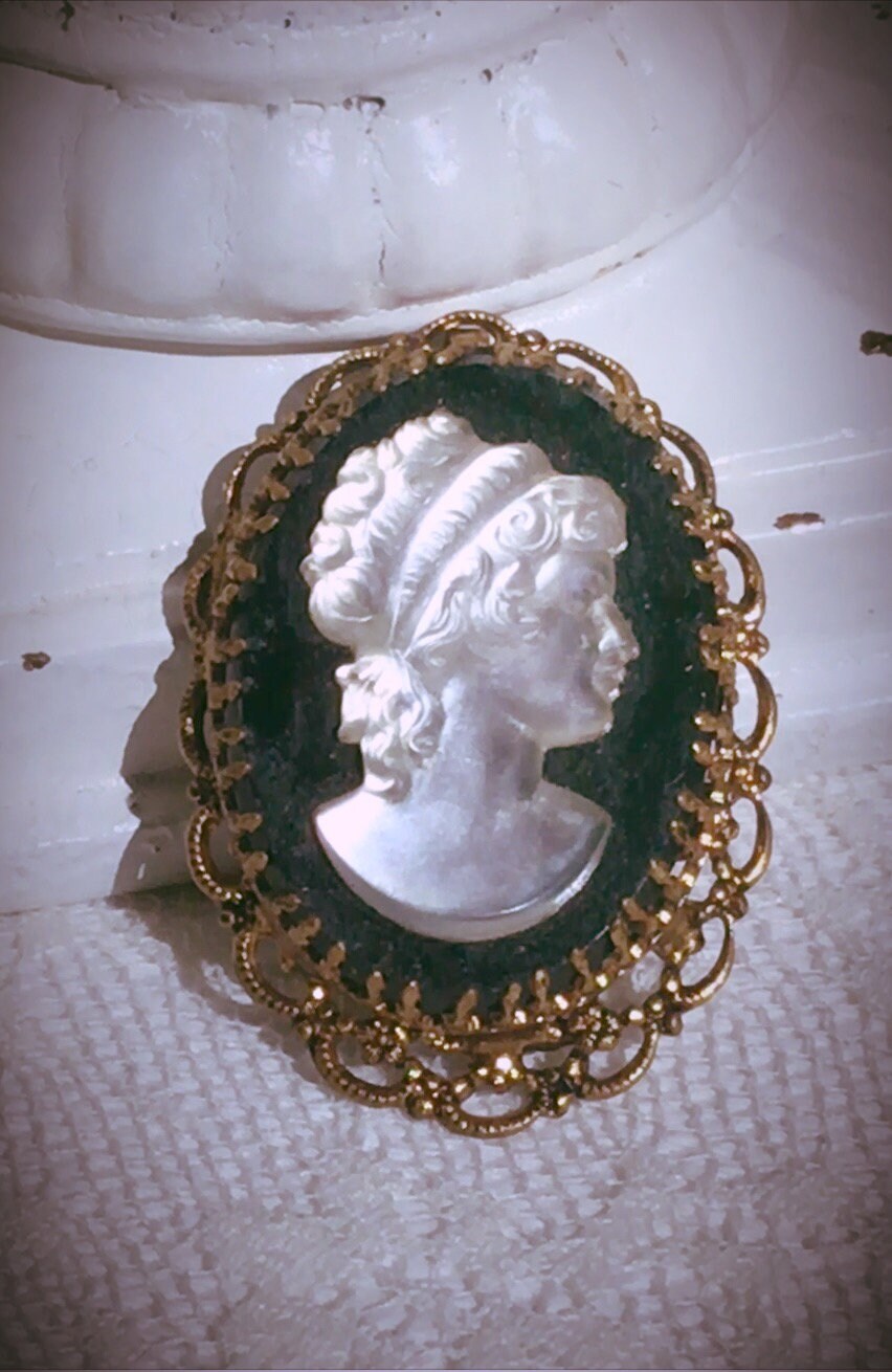 Vintage CZECH glass cameo brooch/pendant beautiful’ black silhouette