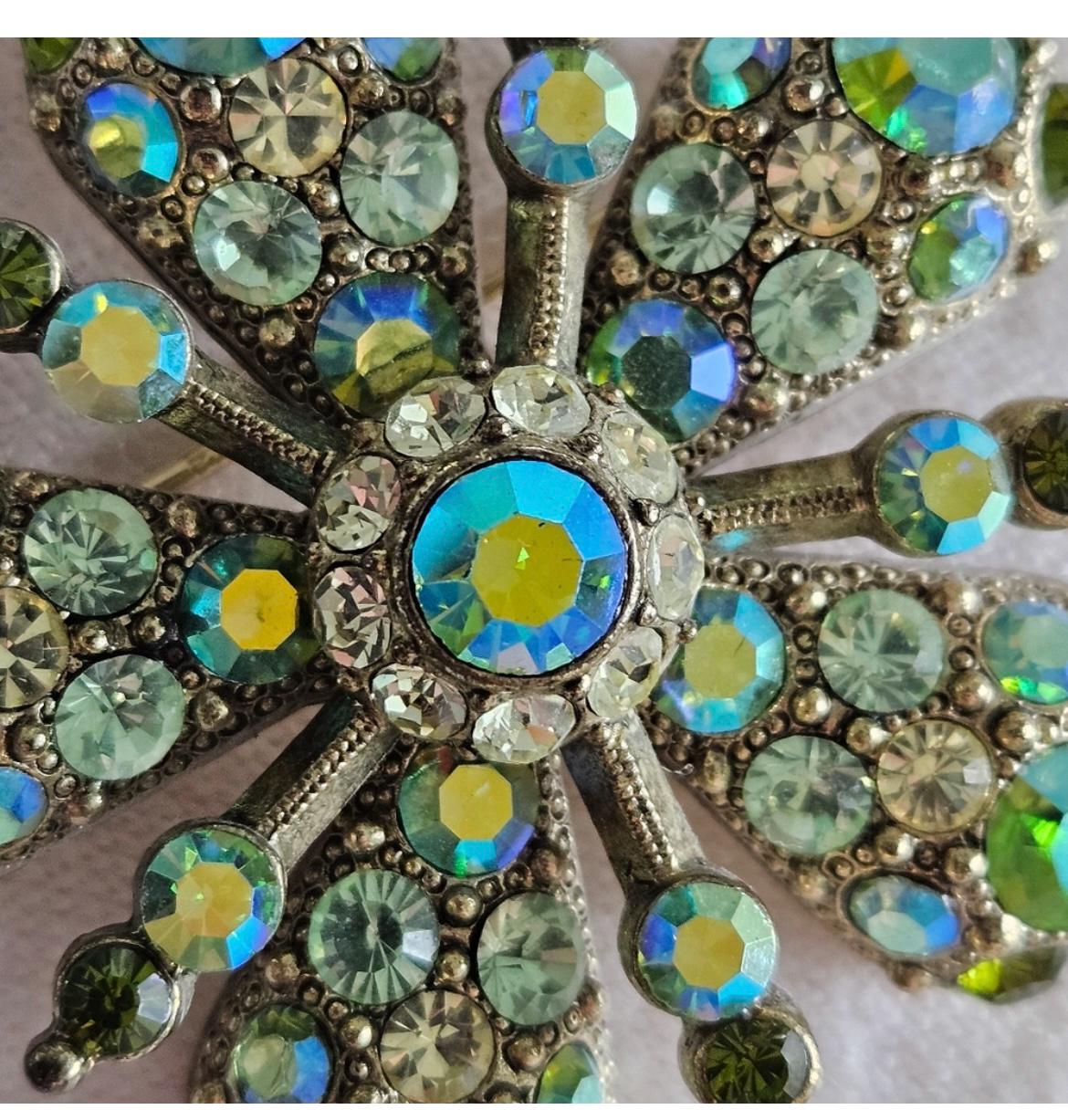 Joan Rivers Star Burst Brooch: Elegant Gold-Toned Accessory with Opalescent Green Crystals