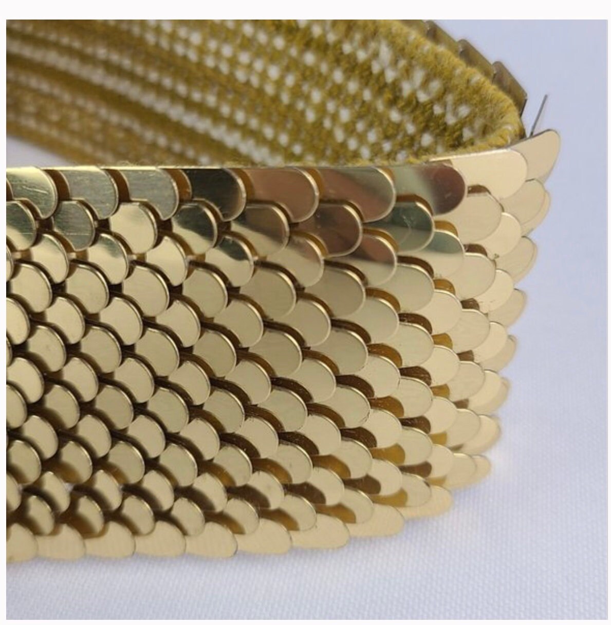 Vintage Goldtone 1970s-80s Expandable Scale Cinch Belt