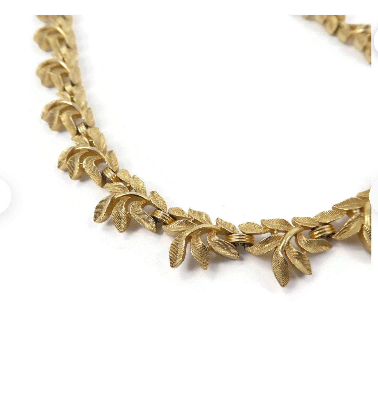 Vintage TRIFARI Leaves Necklace with Links in Gold Tone, Signed