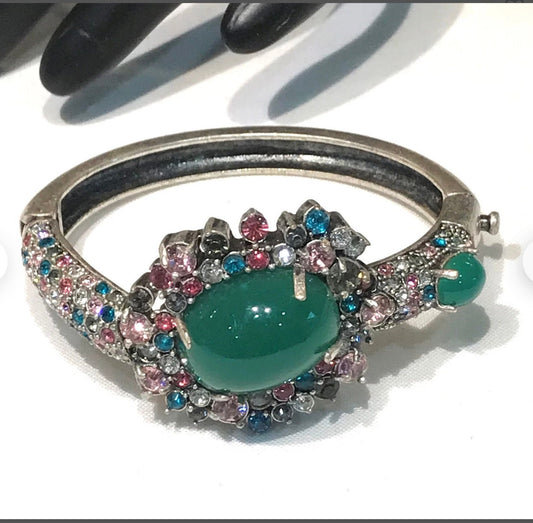 Elegant Vintage Hinged Bangle with Ponged Green Glass Cabochon and Multi-Colored Rhinestones – Unsigned