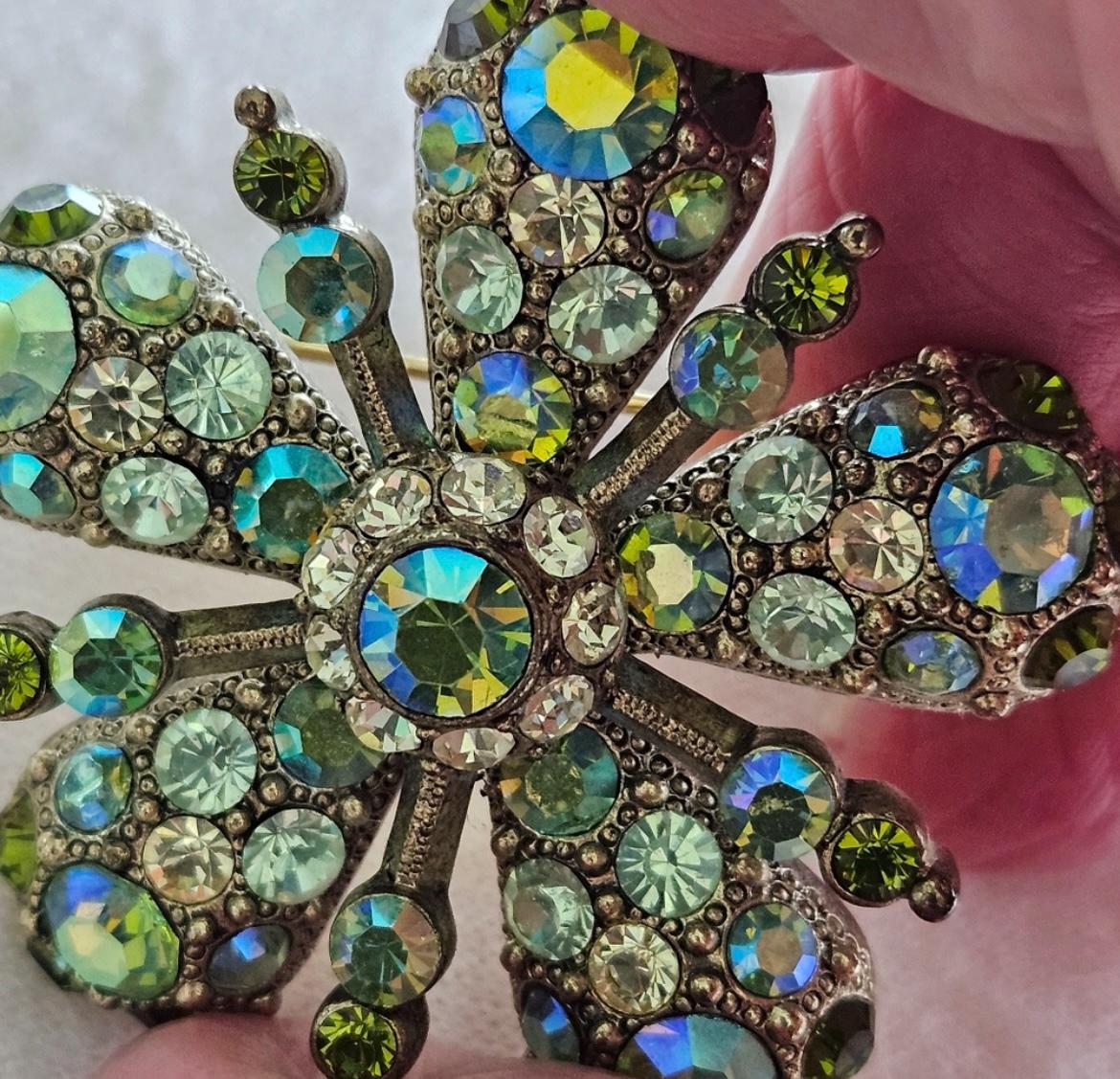 Joan Rivers Star Burst Brooch: Elegant Gold-Toned Accessory with Opalescent Green Crystals