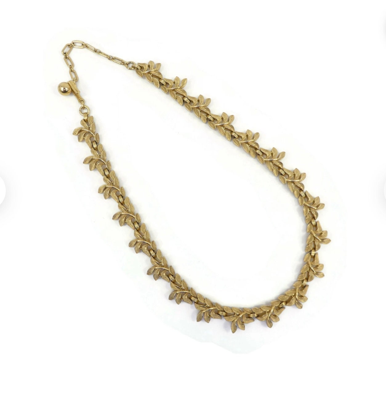 Vintage TRIFARI Leaves Necklace with Links in Gold Tone, Signed