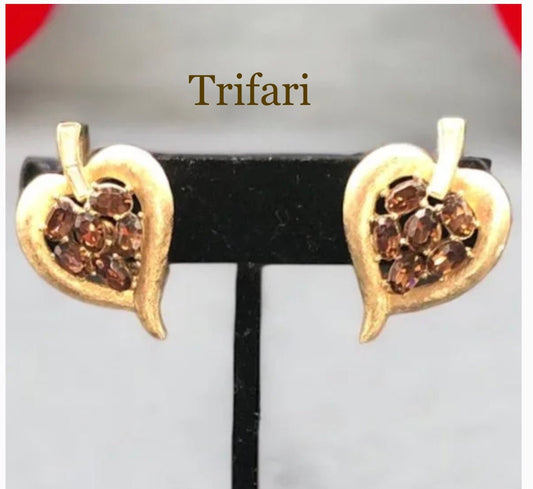 Exquisite Vintage Crown TRIFARI Gold Tone Heart Leaf Rhinestone Clip Earrings - Signed