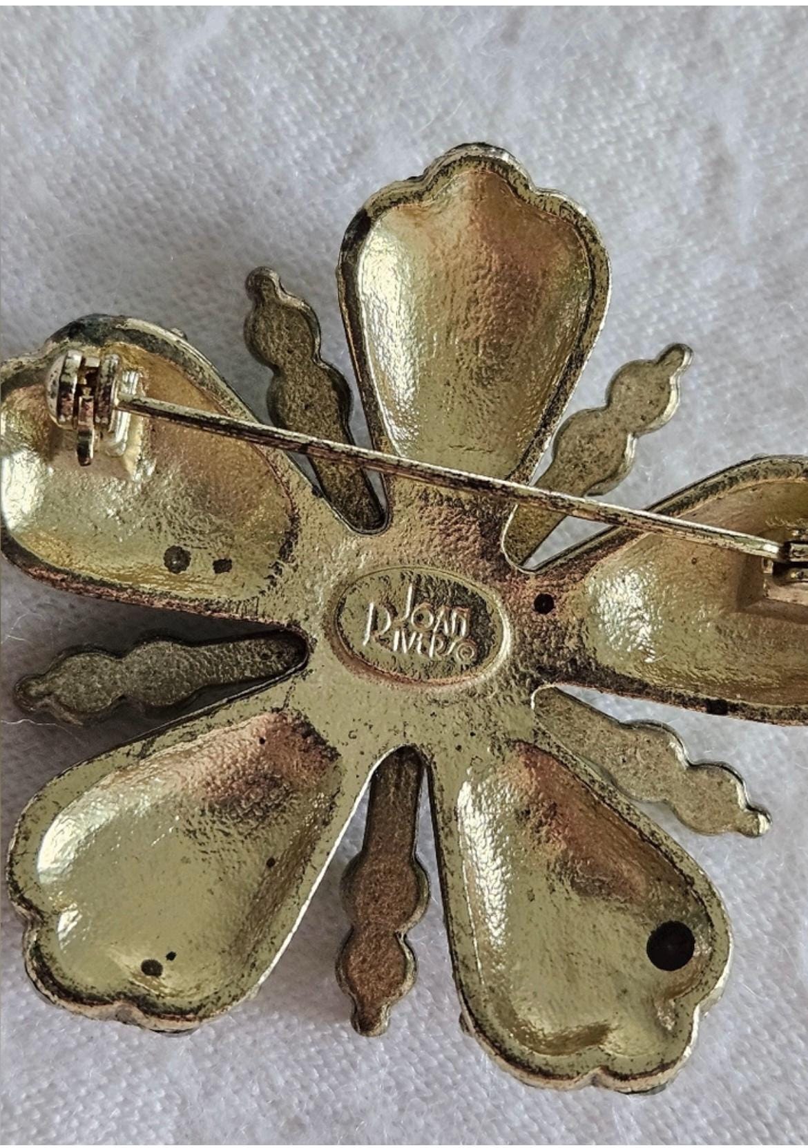 Joan Rivers Star Burst Brooch: Elegant Gold-Toned Accessory with Opalescent Green Crystals